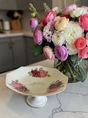 Saji Fine China Pedestal Tray - Mother Rose Floral Pedestal Dish